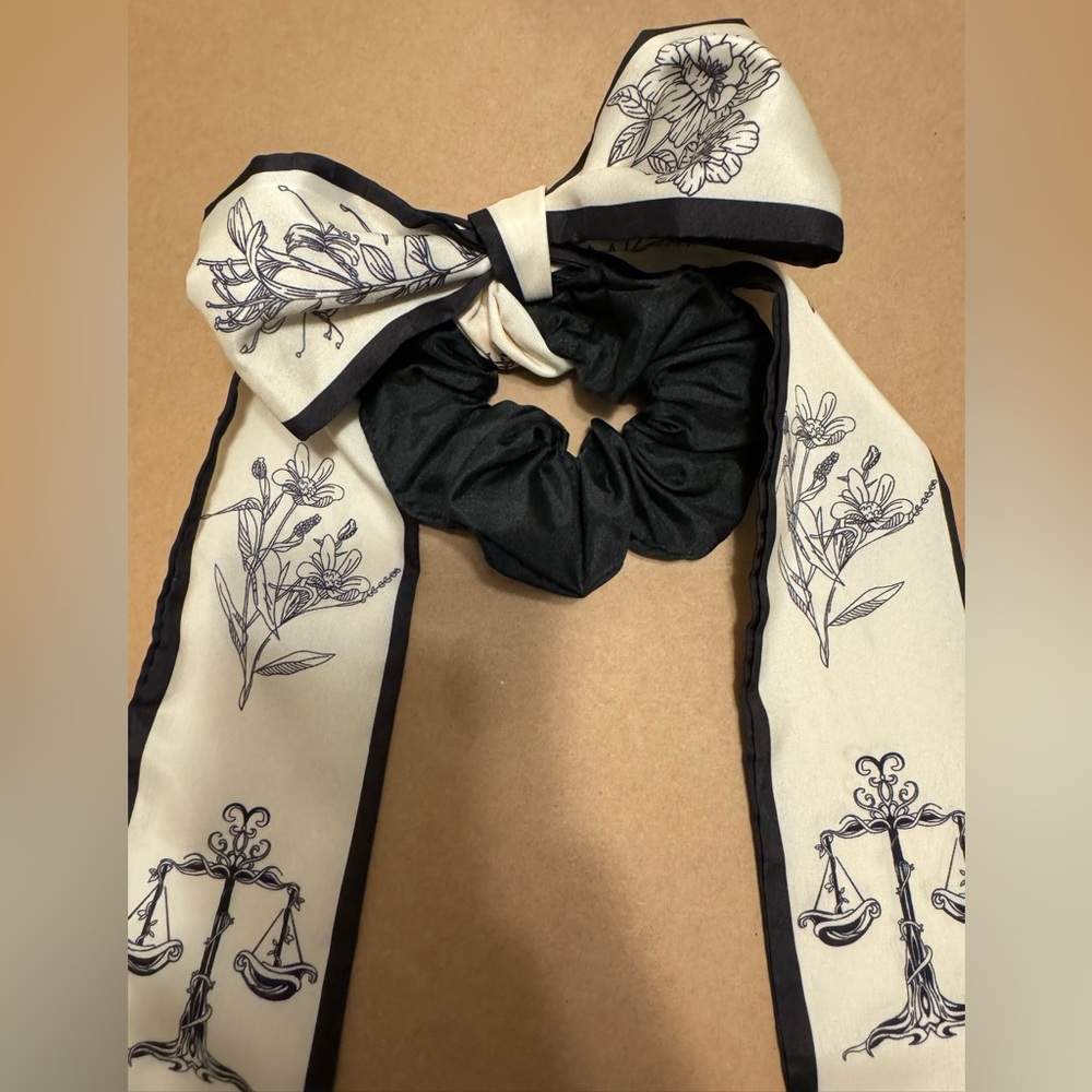 Scrunchie bow in cream and black pattern - Picture 2 of 5